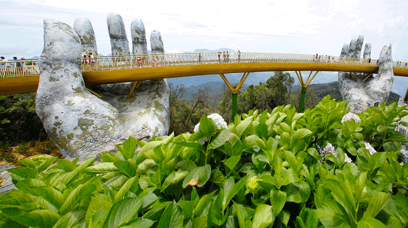 Des mains géantes bercent le nouveau Golden Bridge du Vietnam.